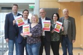 Freuen sich über das neue Fortbildungsprogramm (v. l.): Carsten Schlepphorst (Stadt Gütersloh), Steffen Buch und Simone Kramer (beide Kreis Gütersloh), Elmar Schnücker und Tina Orzel (beide VHS) und Lothar Künkler (Stadt Gütersloh). Foto: Kreis Gütersloh