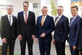Freude überein erfolgreiches Geschäftsjahr: Marktbereichsleiter Christoph Wellmeyer, Generalbevollmächtigter Dennis Blomeyer, Vorstandsvorsitzender Rainer Peters, Vorstand Harald Herkströter, Leiter Private Banking Thomas Stumpe und IVB-Leiter Wolfgang Tiekötter (von links) ziehen eine zufriedene Bilanzüber die Entwicklung der Volksbank Halle/Westf. eG.