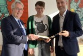 von links: Landrat Jürgen Müller, Katharina Vorderbrügge (Kulturbeauftragte Stadt Vlotho) und Vlothos Bürgermeister Rocco Wilken machen sich stark für die Vlothoer Erklärung. Foto: Kreis Herford