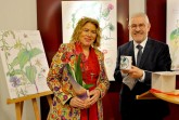 Stellvertretend für ihren Vater, Professor Dr. Norbert Rikus, nahm Susanne Rikus an der Eröffnung von dessen Ausstellung „Orchideen und andere Wildblumen im Kreis Höxter“ gemeinsam mit dem stellvertretenden Landrat Heinz-Günter Koßmann teil. Die Bilder sind noch bis zum 26. Februar im Höxteraner Kreishaus zu sehen. Foto: Kreis Höxter