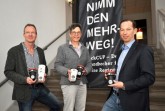 Das Unternehmen Becker Gbr. aus Höxter hat sich an einer Sammelbestellung der praktischen backCUPs beim Kreis Höxter beteiligt. Gemeinsam hoffen Geschäftsführer Mark Becker, Martina Krog und Hubertus Abraham, dass sich weitere Unternehmen diesem Beispiel folgen. Foto: Kreis Höxter