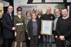 Foto (Stadt Rheda-Wiedenbrück): v. links: Bürgermeister Theo Mettenborg steht neben der Schaufensterpuppe, die eine 
Originaluniform des weiblichen britischen Militärs trägt, es folgen Daniela Toman, Dr. Bettina 
Blum, Referentin am Eröffnungstag,  Marc Tecklenborg, Andreas Grundmann, Wilhelm 
Sprang und Kai Grundmann bei der Eröffnung.
