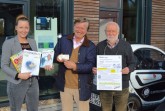Romanie König, Joachim von Reden und Willi Hennebrüder präsentieren Energieverbrauchsmesser und Infomaterial.Foto BUND Lemgo
