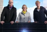 Mit einem Photovoltaik-Modul: Mit einem zusätzlichen Förderangebot für Solaranlagen wollen (v.l.) Helmut Hentschel (städtischer Klimaschutzbeauftragter, Fachbereich Umweltschutz), die städtische Umweltdezernentin Christine Lang und Andrea Flötotto (Fachbereich Umweltschutz) einen Anreiz für Altbaubesitzer schaffen, ihr Haus energetisch zu sanieren.Foto:Stadt Gütersloh