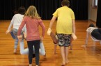 Theaterworkshop 2018 (Bildnachweis: Stadt Minden), und Kulturrucksack in der Stadtbibliothek 2018 (Foto:: Susann Dietrich).