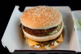 Dieser Hamburger einer großen Fast-Food-Kette kostet 4,29 Euro. Genau 28 Minuten muss ein Beschäftigter im Schnellrestaurant aktuell arbeiten, um sich diesen Burger selbst zu leisten. Die Gewerkschaft NGG fordert jetzt ein Ende der Niedriglöhne bei McDonald’s, Burger King & Co.