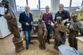 Museumsdirektor Prof. Dr. Christoph Stiegemann, Wim Brooijmans, Kurier aus Wouw (NL), Kirche Unserer Lieben Frau, und Restaurator Matthias Rüenauver von ars colendi begutachten die frisch eingetroffenen Barockskulpturen von Ludovicus Willemssens (zugschr.), Foto: Kalle Noltenhans