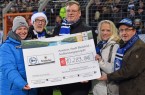 Große Freude bei der symbolischen Scheckübergabe am vergangenen Dienstag: Rabea Hamdine (Leiterin der Arminis), Hans-Jürgen Laufer (Präsident der Arminia Bielefeld), Marco Strunk (Repräsentant der Krombacher Brauerei), Margret Stücken-Virnau (Stadt Bielefeld) und Herbert Linnemann (Stadtförster der Stadt Bielefeld). Foto: (c)Thomas F. Starke/DSC Arminia Bielefeld