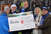 Große Freude bei der symbolischen Scheckübergabe am vergangenen Dienstag: Rabea Hamdine (Leiterin der Arminis), Hans-Jürgen Laufer (Präsident der Arminia Bielefeld), Marco Strunk (Repräsentant der Krombacher Brauerei), Margret Stücken-Virnau (Stadt Bielefeld) und Herbert Linnemann (Stadtförster der Stadt Bielefeld). Foto: (c)Thomas F. Starke/DSC Arminia Bielefeld