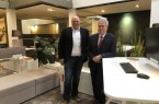 Geschäftsführer Christian Stammschroer und Landrat Jürgen Müller am ersten autarken Arbeitsplatz des Herforder Büromöbelherstellers. Foto: Kreis Herford