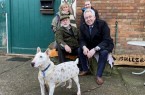 Landrat Jürgen Müller (r.) zusammen mit Hundedame Barbara, Armin Meier-Kühn, Tierheim-Leiterin Claudia Schürmann und Christina Martens. Foto: Kreis Herford