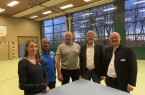 Freuen sich über das neue Sportangebot für Kinder und Jugendliche mit Handicap: v.l. Stefanie Dietrich, Clyde Wight und Alexander Holstein (BSG-Trainer), Norbert Burmann (Sportdezernent Kreis Herford) und Axel Grothe (Schulleiter Johannes-Falk-Haus Hiddenhausen) Foto: Kreis Herford