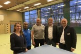 Freuen sich über das neue Sportangebot für Kinder und Jugendliche mit Handicap: v.l. Stefanie Dietrich, Clyde Wight und Alexander Holstein (BSG-Trainer), Norbert Burmann (Sportdezernent Kreis Herford) und Axel Grothe (Schulleiter Johannes-Falk-Haus Hiddenhausen) Foto: Kreis Herford