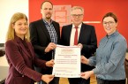 Laden zu einem Supervisions-Angebot für Ehrenamtliche in der Geflüchtetenarbeit nach Brakel ein: (v.l.) Filiz Elüstü (Leiterin Kommunales Integrationszentrum des Kreises Höxter), Dominic Gehle (Leiter der Abteilung Bildung und Integration des Kreises Höxter), Kreisdirektor Klaus Schumacher und Anna Kröger (Kommunales Integrationszentrum). Foto: Kreis Höxter