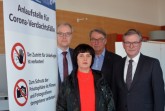 Kreisdirektor Dr. Ulrich Conradi, die leitende Amtsärztin Dr. Constanze Kuhnert, Dr. Ulrich Polenz, Leiter der Bezirkstelle Paderborn, Kassenärztliche Vereinigung Westfalen-Lippe, und Paderborns Bürgermeister Michael Dreier stellten die neue Anlaufstelle für Corona-Verdachtsfälle vor Bildnachweis: Amt für Presse- und Öffentlichkeitsarbeit, Kreis Paderborn, Meike Delang, Foto: Kreis Paderborn