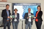 Freuen sich über den Start des neuen Projekts „Digitaler Bildungscoach“ am Berufskolleg Kreis Höxter: (v. l.) Schulleiter Michael Urhahne, Gabriele Böker (Leiterin der Abteilung Schule und Kultur des Kreises Höxter), Dr. Burghard Lehmann (Geschäftsführer der Osthushenrich-Stiftung) und Lehrerin Stefanie Lingat, die die Projektleitung übernommen hat. Foto: Berufskolleg Kreis Höxter