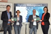 Freuen sich über den Start des neuen Projekts „Digitaler Bildungscoach“ am Berufskolleg Kreis Höxter: (v. l.) Schulleiter Michael Urhahne, Gabriele Böker (Leiterin der Abteilung Schule und Kultur des Kreises Höxter), Dr. Burghard Lehmann (Geschäftsführer der Osthushenrich-Stiftung) und Lehrerin Stefanie Lingat, die die Projektleitung übernommen hat. Foto: Berufskolleg Kreis Höxter