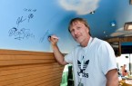 Kult-Kicker Ansgar Brinkmann ist in HalleWestfalen wieder der „Fußball-Experte“: Bei den 28. NOVENTI OPEN wird der 50-Jährige auf der OWL-Lokalradiobühne als illustrer Talkgast erwartet und steht den Besuchern des diesjährigen ATP 500er-Rasenevents für Autogramm-Wünsche zur Verfügung. © (NOVENTI OPEN
