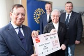 Der Rotary-Club Höxter unterstützt die Grünen Damen des St. Vincenz Hospital in Brakel (von links): Dr. Ghafar Rahim, Achim Frohss (Rotary-Club), Schwester Baptista Kerkhoff und KHWE-Geschäftsführer Christian Jostes.