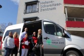 Der Bus steht bereit. Initiatoren und Kooperationspartner freuen sich auf die Interessierten (v.l.n.r.) Annette Wennrich vom  Helene- Schweitzer- Haus, Gerrit Fischer Kompetenzzentrum Frau und Beruf, Johannes Reins Katholische Hospitalvereinigung Weser-Egge, Dunja Versen und Thomas Knopf von Jung & Alt - Ambulante Soziale Hilfen e.V., und Ulrike Roxlau vom Netzwerk Pflege. Es fehlt Stefanie Schoppe vom Bildungszentrum Weser-Egge.
