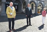 Vor dem Historischen Rathaus übergaben Egon und Marion Hüls Bürgermeister Michael Dreier (Mitte) den bemalten Basaltstein.Foto: © Stadt Paderborn