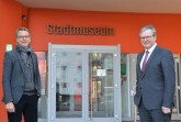 Das „Kulturheimspiel spezial“ soll Künstler*innen der Paderborner Kulturszene auch während der Krise eine Auftrittsmöglichkeit bieten. Bürgermeister Michael Dreier (r.) und Markus Runte vom Stadtmuseum freuen sich auf die erste Ausgabe am kommenden Samstag.Foto: © Stadt Paderborn