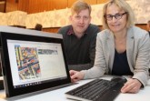 Das Solardachkataster des Kreises unterstützt die Energieberater bei der ausführlichen telefonischen Solarberatung. Darüber freuen sich Projektleiterin Ursula Thering (Kreis Gütersloh) und Programment-wickler Frederik Hilling (Geoplex aus Osnabrück). Foto: Kreis Gütersloh