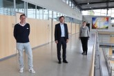 Dr. Anne Bunte, Leiterin der Abteilung Gesundheit, Jürgen Theis, Leiter der Verwaltung der Abteilung Gesundheit (links) und Steffen Buch, Leiter der Abteilung Personal und Organisation (Mitte) freuen sich über die neuen Mitarbeitenden. Foto: Kreis Gütersloh