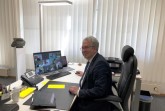 Landrat Jürgen Müller und die Bürgermeistern der 9 Kommunen sowie Krisenstabsleiter des Kreises Norbert Burmann während der gemeinsamen Videokonferenz. Foto: Kreis Herford