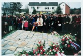 Ein Foto aus vergangenen Tagen - Gedenkfeier am 2000 neu entstandenen Mahnmal am Appellplatz des ehemaligen Konzentrationslagers Niederhagen in Wewelsburg (Foto Herr Czeschik / Archiv Kreismuseum Wewelsburg)