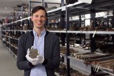 Mathis Kleinitz ist Projektmitarbeiter in der Sammlung und Dokumentation des LWL-Freilichtmuseums Det-mold. Im Arbeitsalltag hat er mit vielen verborgenen Schätzen zu tun, wie zum Beispiel diesem Zigaretten-etui.
Foto: LWL/Wozniak