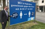 "Mit Herz und Verstand gegen das Virus. Das muss unsere Maxime sein", betont Bürgermeister Michael Dreier bei der Vorstellung des vom Amt für Öffentlichkeitsarbeit und Stadtmarketing entwickelten Motivs auf vielen Großflächen in der Stadt. Foto:© Stadt Paderborn