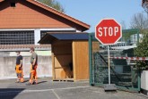 Wer Elektroschrott abgeben will, muss warten: damit Kunden den Mindestabstand wahren, haben die Mitarbeiter vom Bürener Bauhof ein Einbahnstraßen-System eingerichtet. Foto: Stadt Büren