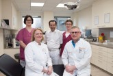 Das Team vom Wundzentrum Bad Driburg freut sich ebenso wie seine Patienten über die neuen Räumlichkeiten (von links): Stefanie Frewer, Dr. Stefanie Kleine, Dr. Hüseyin Töre, Iris Schäfers und Dr. Mathias Weber.