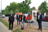 Noch schneller im Einsatz: Achim Reineke, Teamleiter Rettungsdienst beim Kreis Lippe, Thomas Hilker, Fachgebietsleiter Planung und Inframanagement beim Eigenbetrieb Straßen des Kreises, Katharina Medina, Projektleiterin beim Eigenbetrieb Straßen, Stephan Runte von der Firma Stührenberg sowie Jürgen Berghahn, Mitglied des Landtags NRW (von links) geben die neue Ampelanlage an der Rettungswache in Lemgo offiziell frei. Foto: Kreis Lippe