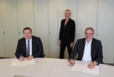 Finalisieren die Übernahme: Landrat Dr. Axel Lehmann, Dr. Ute Röder und Kämmerer Rainer Grabbe (v.l.).. Foto:Kreis Lippe