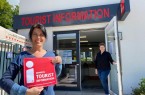 Hier steht die Tür für Kunden immer offen: Fachbereichsleiterin Asli Noyan (links) und Christina Walter vom Team der Tourist Information in Bad Lippspringe freuen sich über die erneute Auszeichnung mit dem Qualitätssiegel des Deutschen Tourismusverbandes.