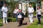 Bedanken sich im Namen des gesamten Klinikum Gütersloh (v.l.): Prof. Dr. Axel von Bierbrauer (stellvertretender Ärztlicher Direktor), Andrea Eickhoff (Pflegedirektorin), Andreas Tyzak (Kaufmännischer Direktor), PD Dr. Matthias Kapischke (Ärztlicher Direktor) und Maud Beste (Geschäftsführerin).Foto: Klinikum Gütersloh