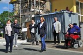 Auf dem Foto zu sehen sind: von links: Lia Potthast (LEADER), Dieter Markus (Bauunternehmen Markus), Peter Knobloch (RSK-Architekten), Ingrid Roland (Leiterin Jugendfreizeitstätte Brakel), Bürgermeister Hermann Temme und Corinna Murawski (Netzwerk barrierefreier Kreis Höxter). Foto: Stadt Brakel