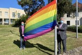 Carsten Arndt-Mittelberg und Landrat Jürgen Müller bereiten das Hissen der Regenbogenfahne vor.Foto: Kreis Herford