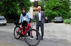 Bürgermeister Ernst-Wilhelm Vortmeyer (links im Bild) hat eins der neuen E-Bikes gleich ausprobiert. Rödinghausens Klimaschutzmanagerin Dr. Sarah Sierig hat das Konzept für die neuen Diensträder aufgestellt.Foto: Stadt Rödinghausen