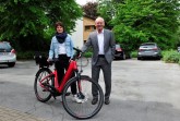 Bürgermeister Ernst-Wilhelm Vortmeyer (links im Bild) hat eins der neuen E-Bikes gleich ausprobiert. Rödinghausens Klimaschutzmanagerin Dr. Sarah Sierig hat das Konzept für die neuen Diensträder aufgestellt.Foto: Stadt Rödinghausen