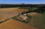 Das Coverbild der neuen Publikation: Luftbild der Holsterburg mit Blick von Südwesten während der Grabungskampagne 2016.
Foto: LWL-Archäologie für Westfalen/Rudolf Klostermann