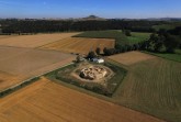 Das Coverbild der neuen Publikation: Luftbild der Holsterburg mit Blick von Südwesten während der Grabungskampagne 2016.
Foto: LWL-Archäologie für Westfalen/Rudolf Klostermann