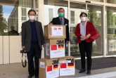 Bild (von links): Jiansheng Yin, Georg Rüter und Ying Zhang freuen sich über die Ankunft von 1000 FFP2-Masken und 60 Schutzanzügen aus China. (Foto: Franziskus Hospital)