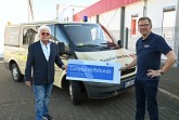 v.l: Heinz-Jürgen Belger vom Ortsverein Rheda-Wiedenbrück und Pressesprecher Rainer Stephan freuen sich über die Spende. 
(Foto: DRK)