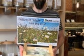 Dennis Hammer von Stückweise Unverpackt präsentiert das BUND-Angebot „Blüten in Tüten"Foto: BUND