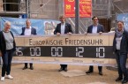 Die Projektbeteiligten GeFIS, Stadt Minden und Lions stellen das Banner vor, das seit dem 8. Mai am Rathaus hängt. Im Bild (von links): Heike Pötzschke  (Lions Club Porta Westfalica Judica), Prof. Dr. Berthold Gerdes (Lions Club Porta Westfalica), Bürgermeister Michael Jäcke, Sven Thomas (Lions Club Minden) und Ute Hannemann (Vorsitzende GeFIS). Nicht im Bild: Heinrich Wiese (stellv. Vorsitzender GeFIS).
(Foto: © Pressestelle der Stadt Minden)