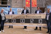 Die Projektbeteiligten GeFIS, Stadt Minden und Lions stellen das Banner vor, das seit dem 8. Mai am Rathaus hängt. Im Bild (von links): Heike Pötzschke  (Lions Club Porta Westfalica Judica), Prof. Dr. Berthold Gerdes (Lions Club Porta Westfalica), Bürgermeister Michael Jäcke, Sven Thomas (Lions Club Minden) und Ute Hannemann (Vorsitzende GeFIS). Nicht im Bild: Heinrich Wiese (stellv. Vorsitzender GeFIS).
(Foto: © Pressestelle der Stadt Minden)
