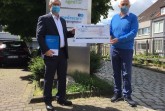 v.l.n.r.: Dr. Jochen Jouaux, Gründer und Geschäftsführender Gesellschafter der 
Facharztagentur GmbH in Bielefeld überreicht Michael Krapp, Vorstand Bielefelder Bürgerstiftung, 
einen Scheck über 5.000,- € für Kinder- und Jugendarbeit der Bürgerstiftung. Foto: Bürgerstiftung Bielefeld.